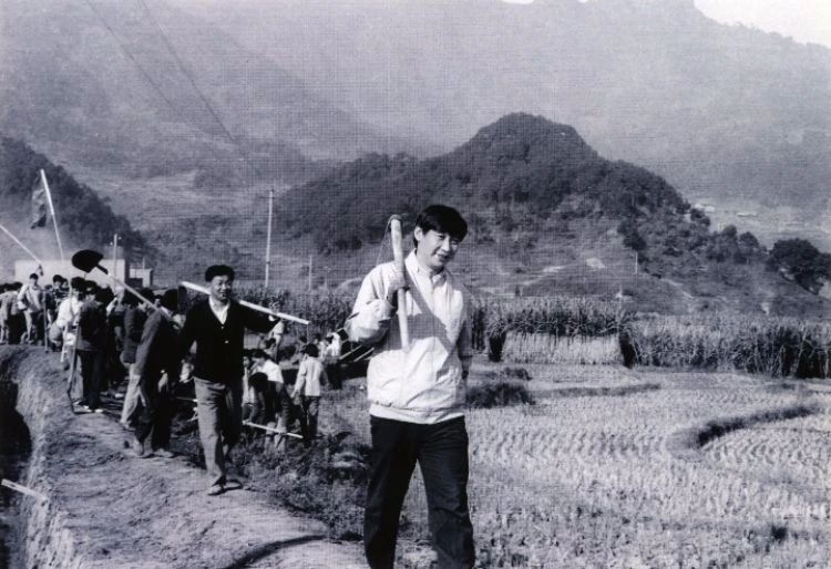 　　△1989年，時(shí)任福建寧德地委書記的習(xí)近平帶領(lǐng)地直機(jī)關(guān)千余名干部到水利工地參加修整水渠勞動(dòng)。