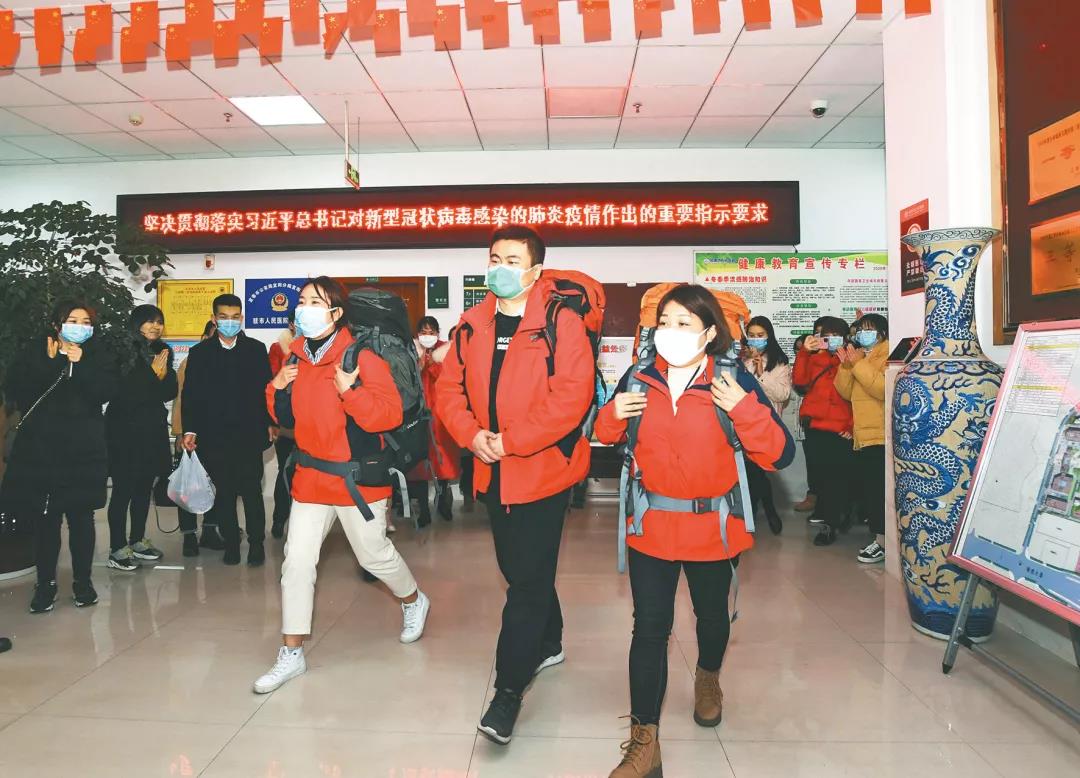 江西宜春市人民醫(yī)院抗擊新型冠狀病毒肺炎馳援武漢首批醫(yī)療隊(duì)員出征儀式。（圖片由通訊員　黃包云　陳波提供）